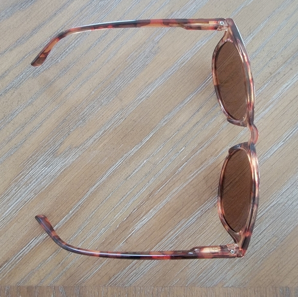 Blenders Sunglasses with Sleeve | Style Tiger Bourbon - Picture 7 of 10